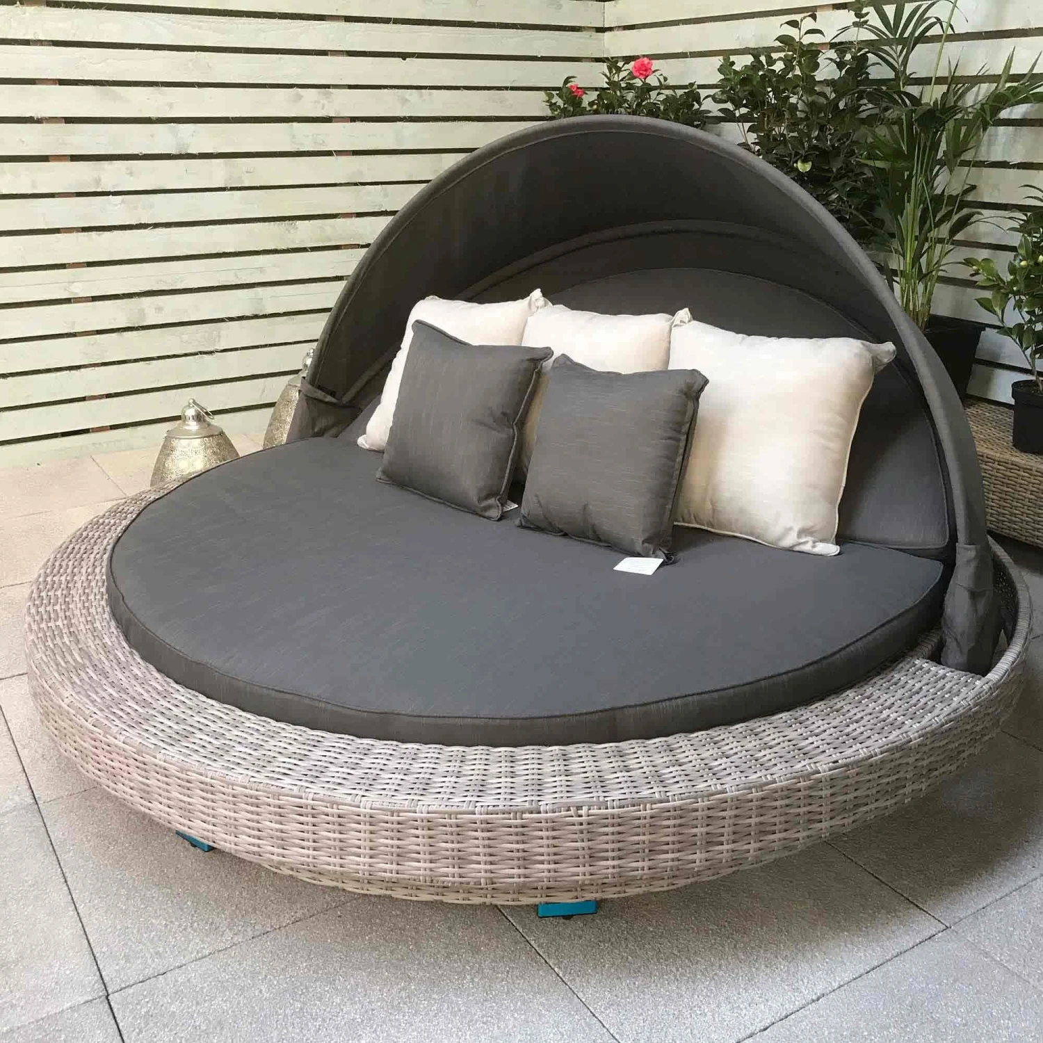 Madison Grey Rattan Large Round Day Bed 2 Madison Grey Rattan Large Round Day Bed - Image 2