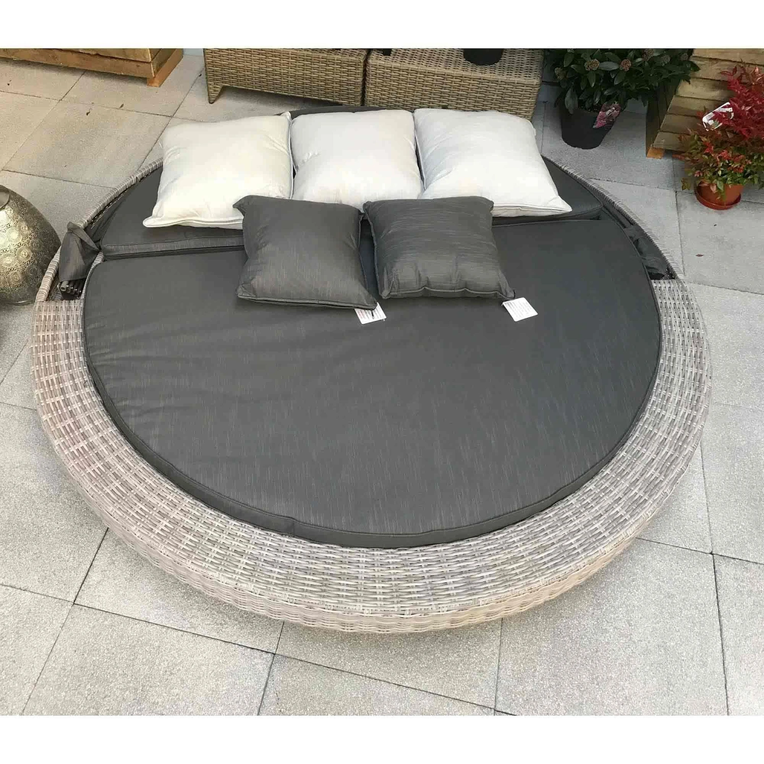 Madison Grey Rattan Large Round Day Bed 4 Madison Grey Rattan Large Round Day Bed - Image 4